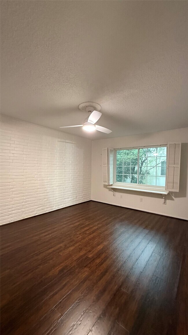 Building Photo - 2744 Briarhurst Dr
