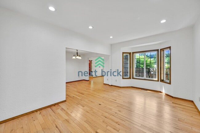 Building Photo - 4 BED & 2.5 BATH SINGLE FAMILY HOUSE FOR RENT