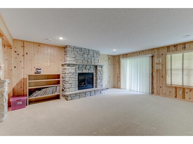 Building Photo - 2074 Clover Ct