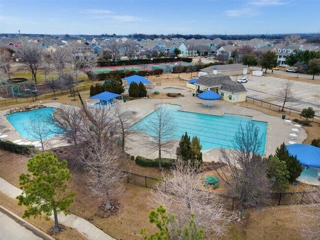 Building Photo - 9405 Waterman Dr