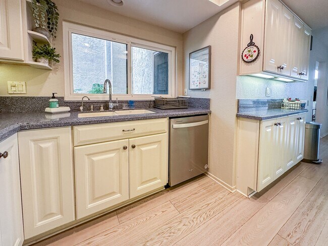 Building Photo - Tierrasanta Furnished Short-Term Rental