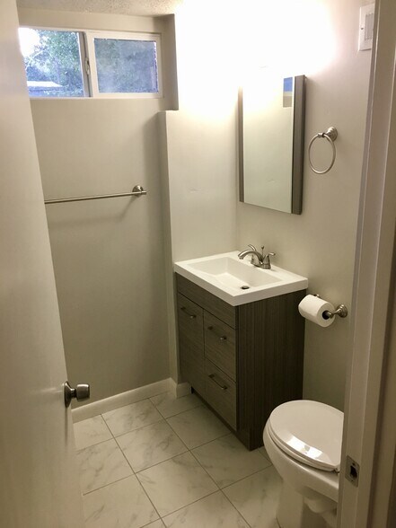 Building Photo - 615 S 200 E