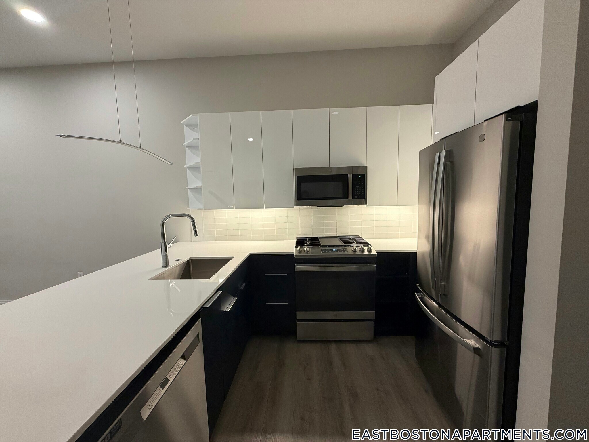 Building Photo - 656 Saratoga St