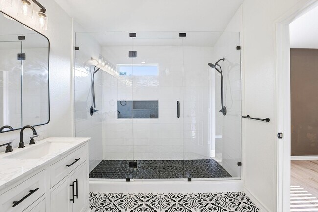 Building Photo - 2656 Bradley Ln