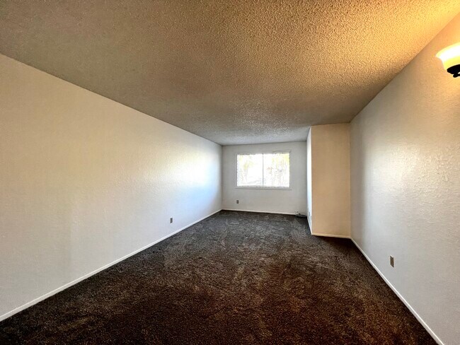 Building Photo - 2024 S Birdie Cir
