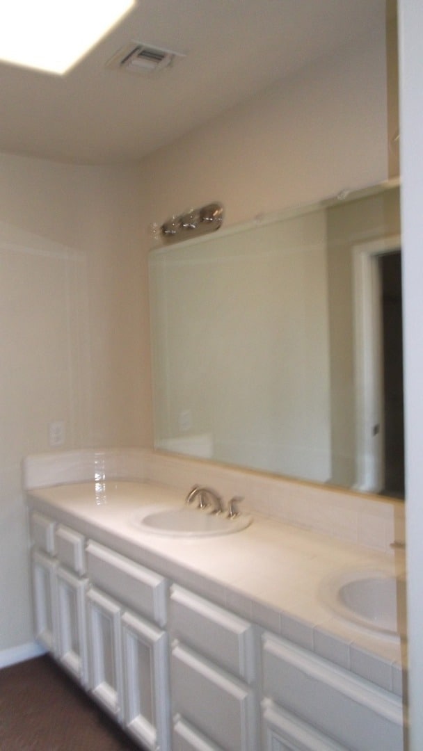 Building Photo - Stunning Updated & Spacious 3-Level Townho...
