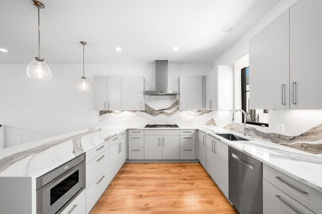 Building Photo - LUX 3BD, 5BA Modern Townhome at 9th & CO Near Congress Park