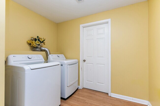 Building Photo - 253 Evergreen Cir