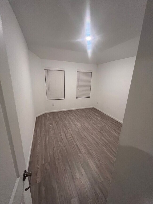 Building Photo - 3 bed 2 bath with a flex space, fenced in ...