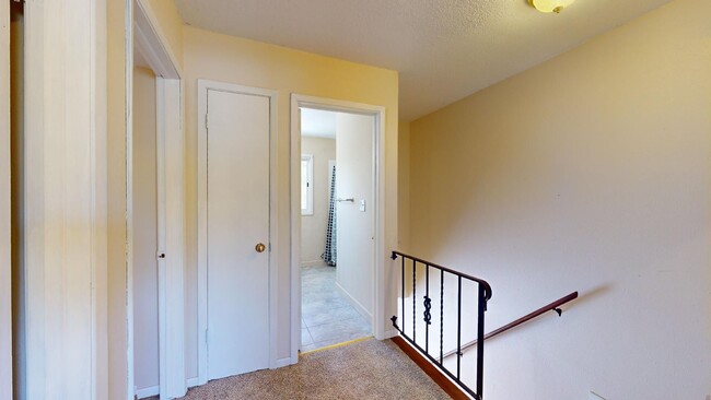 Building Photo - AVAILABLE JANUARY! Cute 3 Bedroom Townhous...