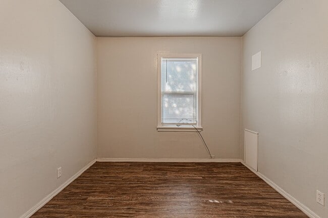 Building Photo - 3 Bed 2 Bath in OKC!