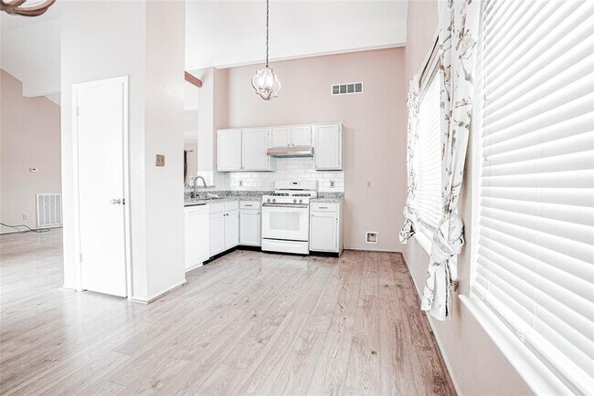 Building Photo - 11103 W Brompton Dr
