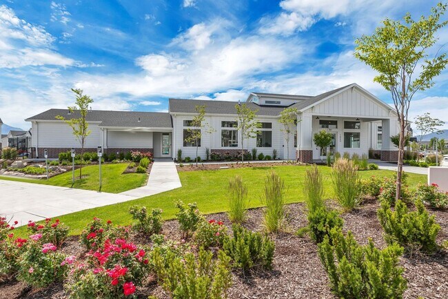 Building Photo - Dog Friendly Exchange Townhome
