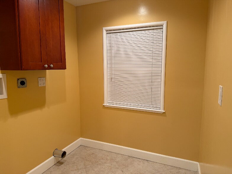 Building Photo - 1621 Hobson Ave