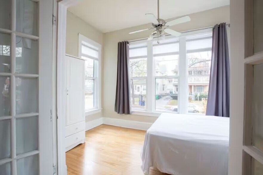 Building Photo - 900 W 22nd St