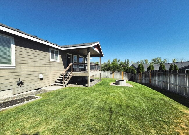 Building Photo - Single Story Home w/Huge Fenced Backyard!