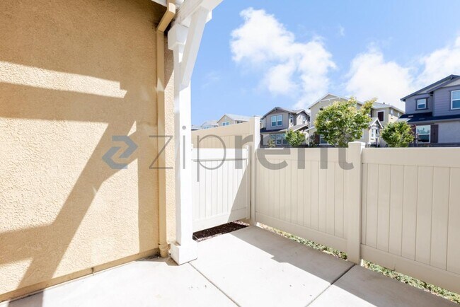 Building Photo - Unit