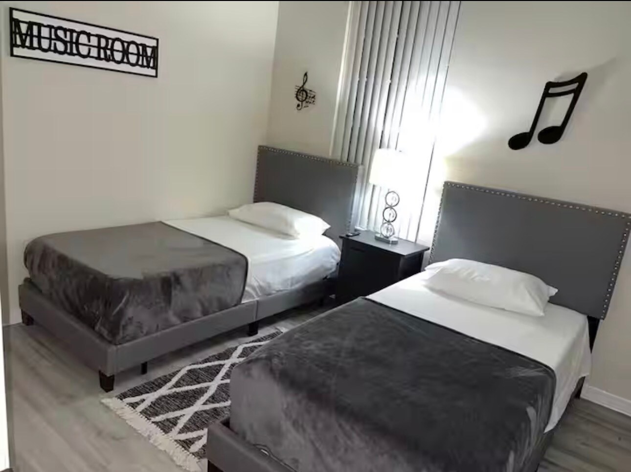 Building Photo - 554 Lockbreeze Dr