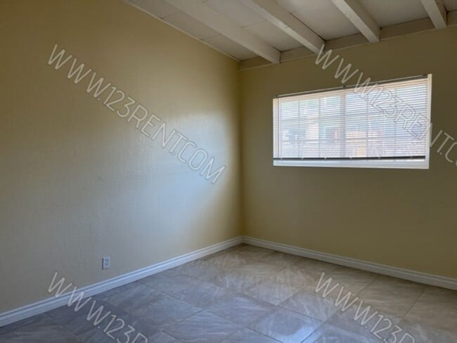 Building Photo - WEST LANCASTER 2BD/1BTH DUPLEX w/ BACKYARD