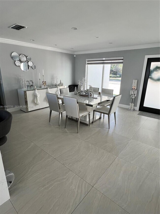 Building Photo - 5510 Bayview Dr