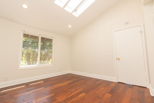 Building Photo - 4 Bedroom / 3 Bathroom Home With Panoramic...