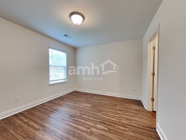 Building Photo - 622 W Lionel Rd