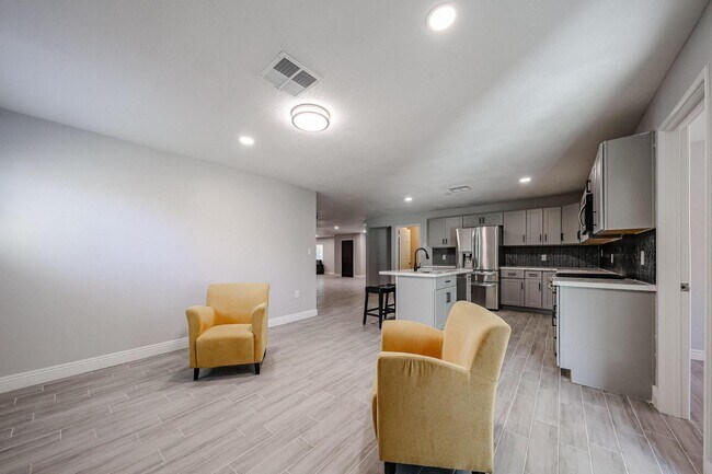 Building Photo - 11207 S Iroquois Dr