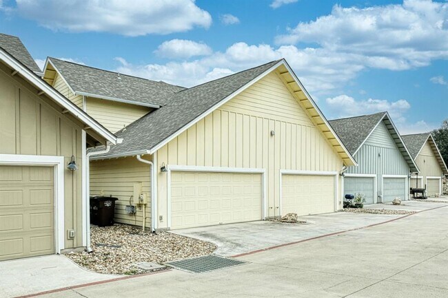 Building Photo - 605 Pecan Ave