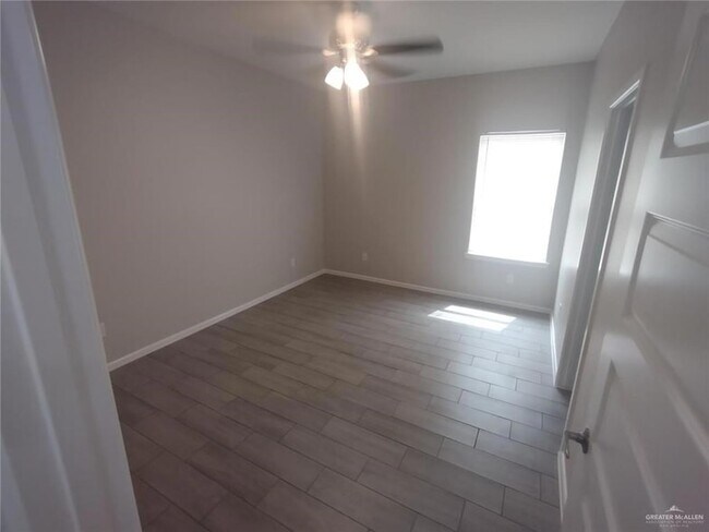 Building Photo - 1409 Shavano Dr