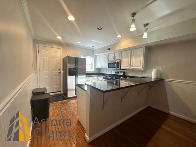 Building Photo - 3 Bedroom Home with Rooftop Views and Modern Finishes