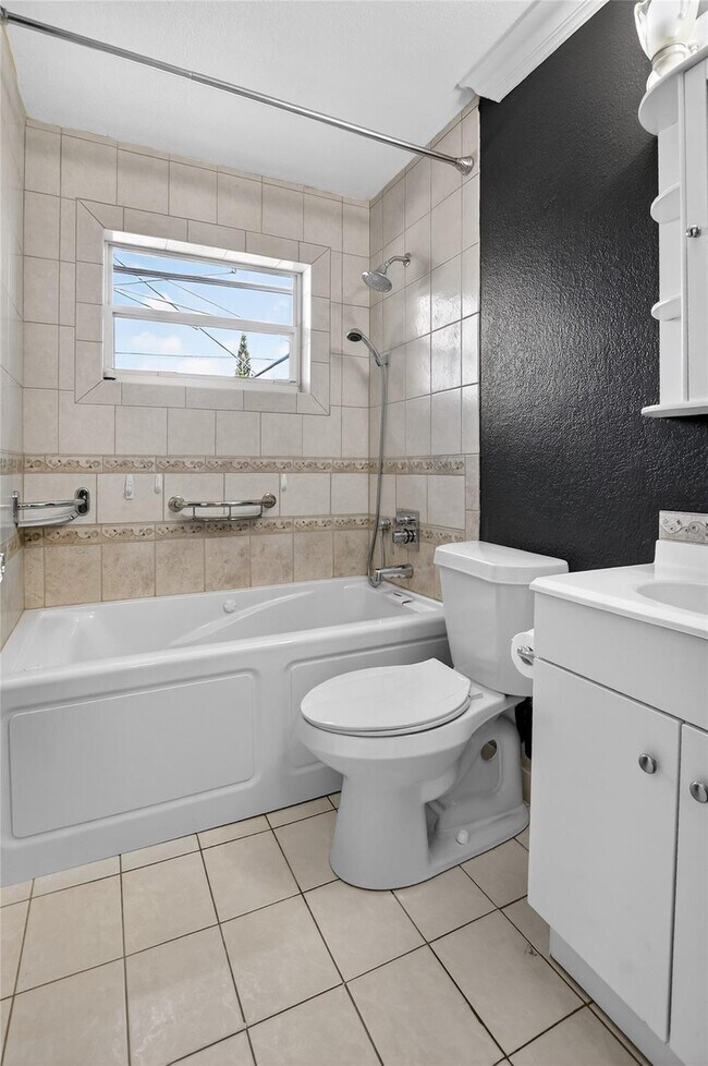 Building Photo - 111 SE 14th Pl