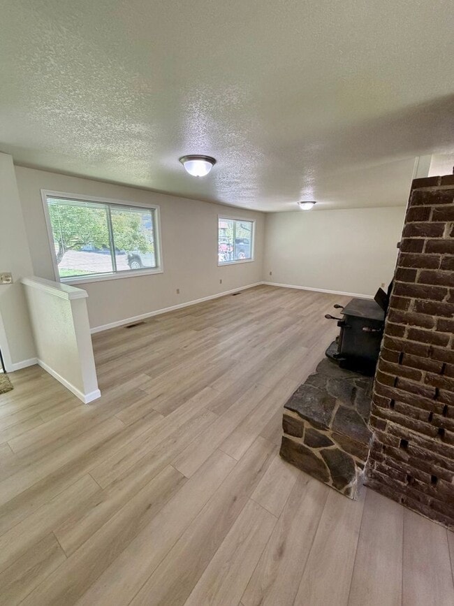 Building Photo - Newly Renovated Riverfront 3BR House - Available Now