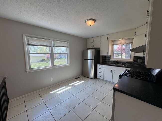 Building Photo - Comfortable 3-Bedroom Home with Fenced Yar...