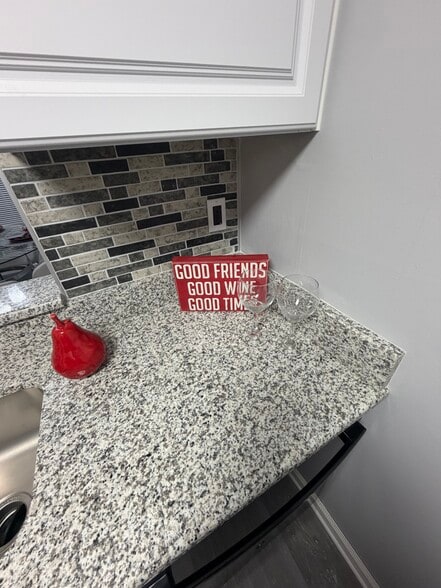 Kitchen - 102 Stone Hurst Ct