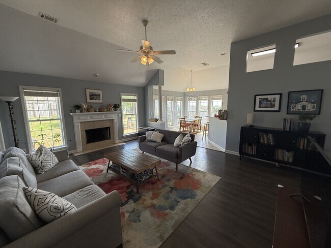 Building Photo - 650 Little Farm Rd