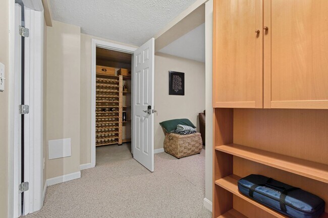 Building Photo - *Beautifully Updated & Spacious 4BD/4BA Si...