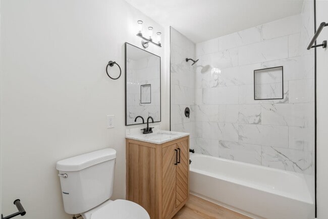 Building Photo - 3 bed 2 bath - fresh updates, central air,...