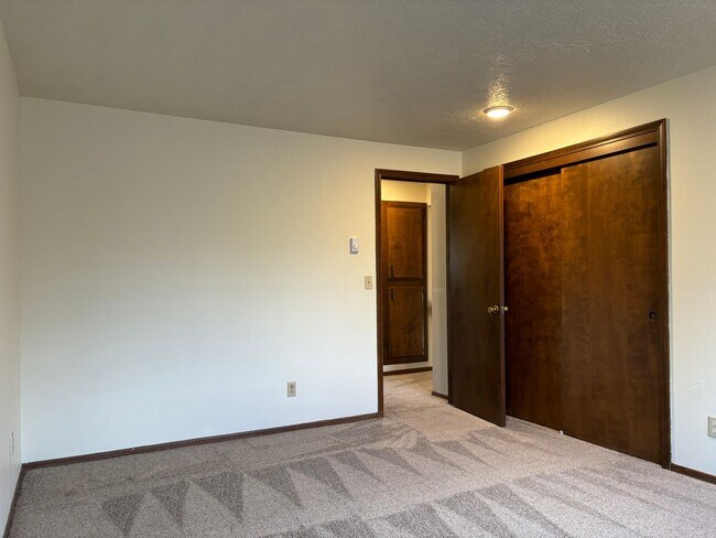 Building Photo - Large Two Bedroom Duplex in South Salem