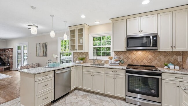 Building Photo - Newly Renovated 5 Bedroom Home With Country Porch!