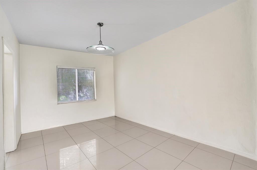 Building Photo - 717 NE 16th Ave