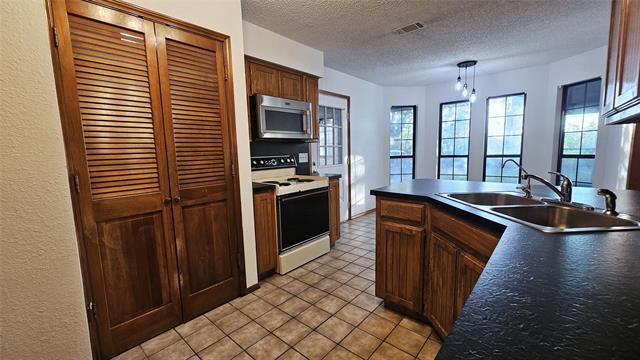 Building Photo - 1700 Kendolph Dr