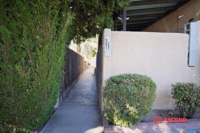 Building Photo - Apartment in Central Bakersfield!