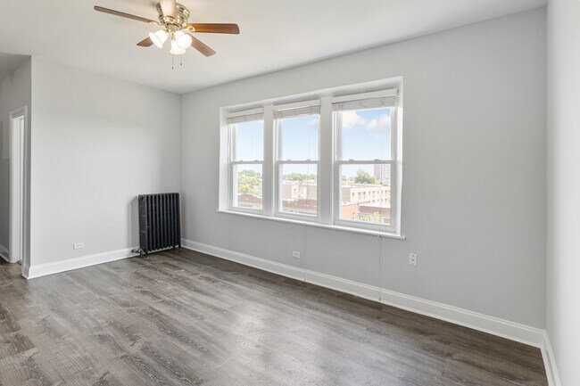 Building Photo - 1608 W Sherwin Ave