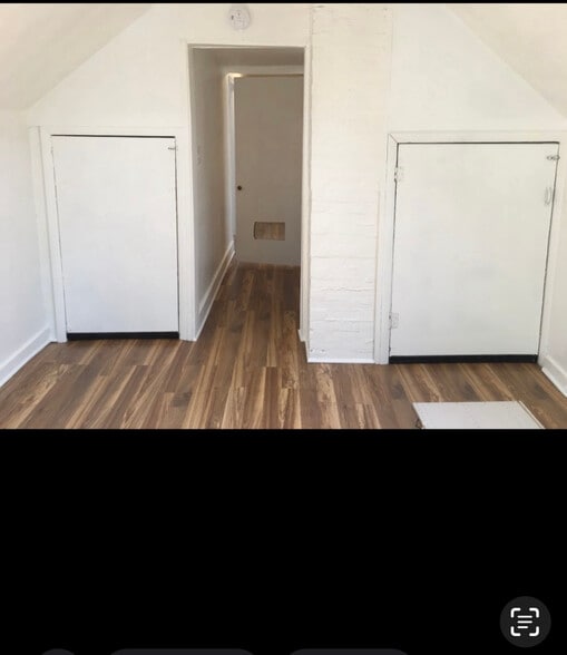 Building Photo - 82 1/2 N Hinman St