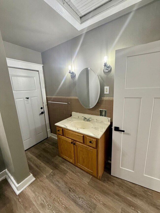 Building Photo - 709 Henrietta St