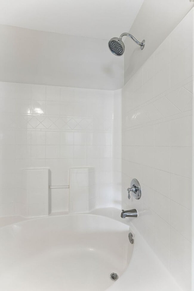Building Photo - Beautifully maintained 3-bedroom, 2-bath townhome in Nashville’s highly desirable Lennox Village