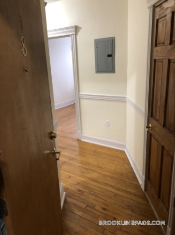 Building Photo - 352 Riverway
