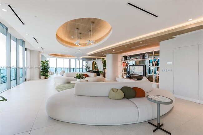 Building Photo - 700 NE 24th St