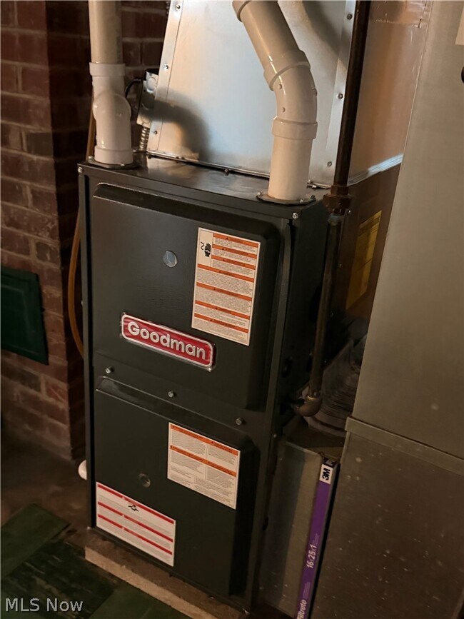 Building Photo - 3023 Torrington Ave