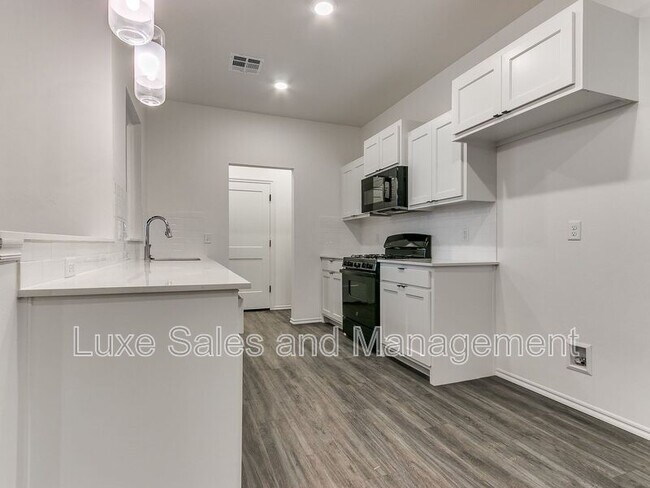 Building Photo - 10908 Oak Holw Ln